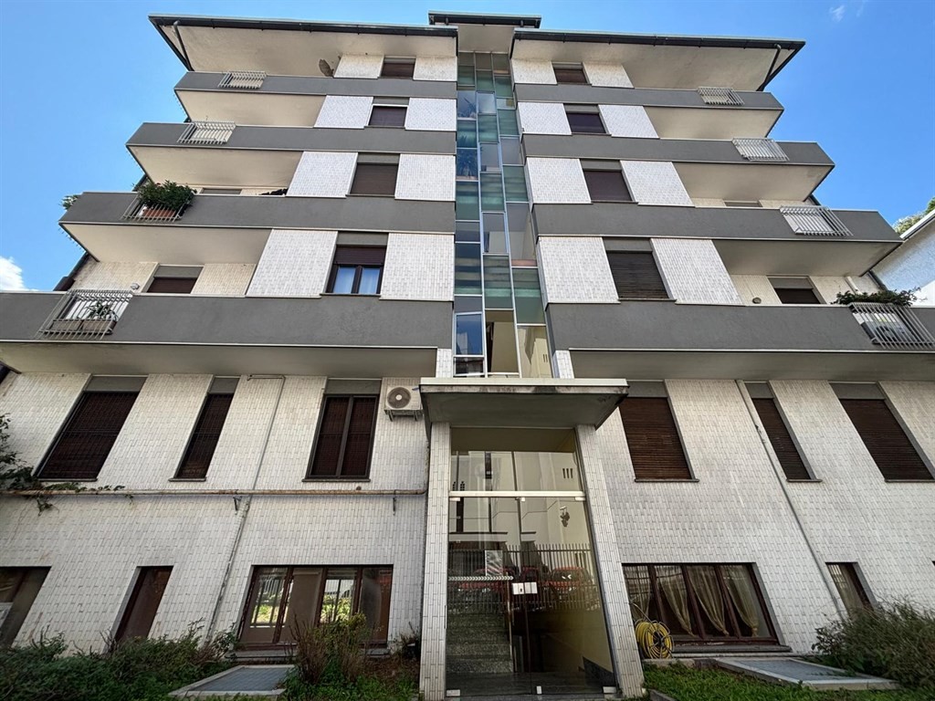 Monza San Giuseppe - VENDESI ufficio/palestra