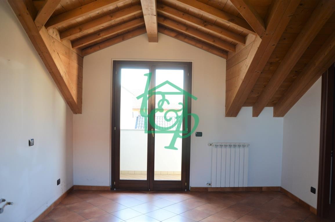 VIMERCATE CENTRO STORICO GRAZIOSO MONOLOCALE MANSARDATO IN CONTESTO DI PREGIO