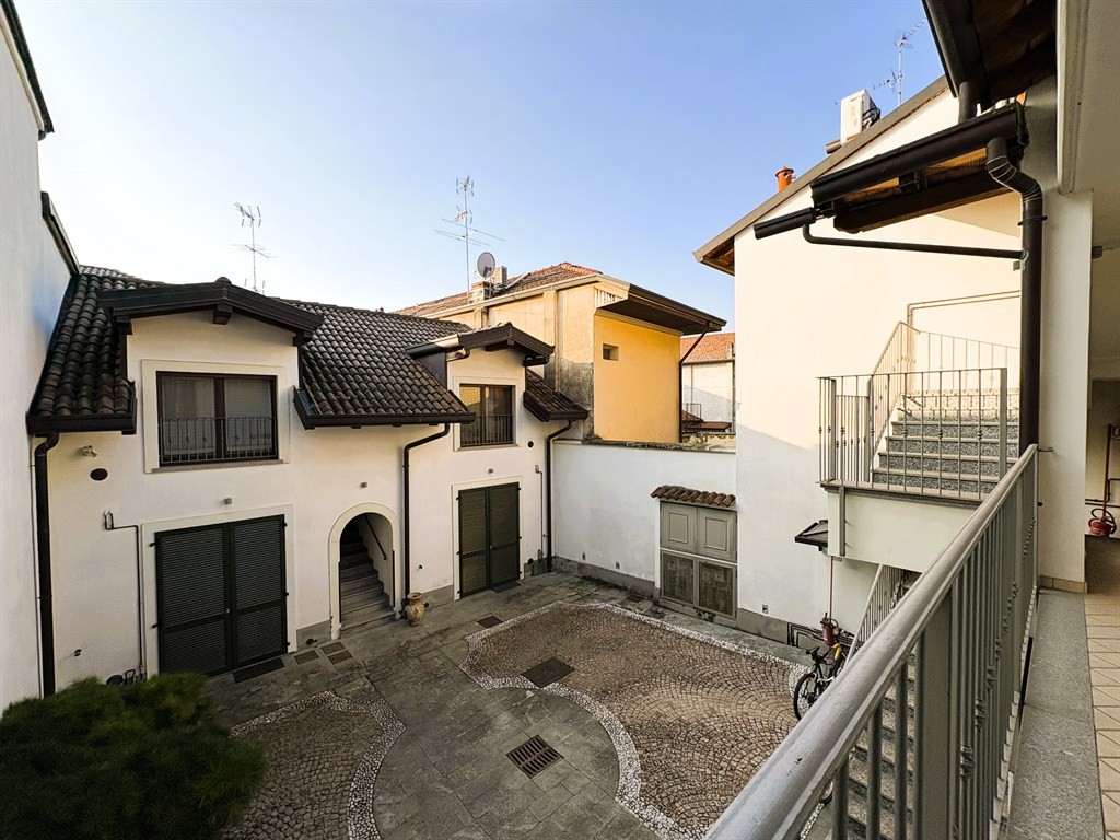 VIMERCATE CENTRO STORICO GRAZIOSO MONOLOCALE NON ARREDATO IN CONTESTO DI PREGIO