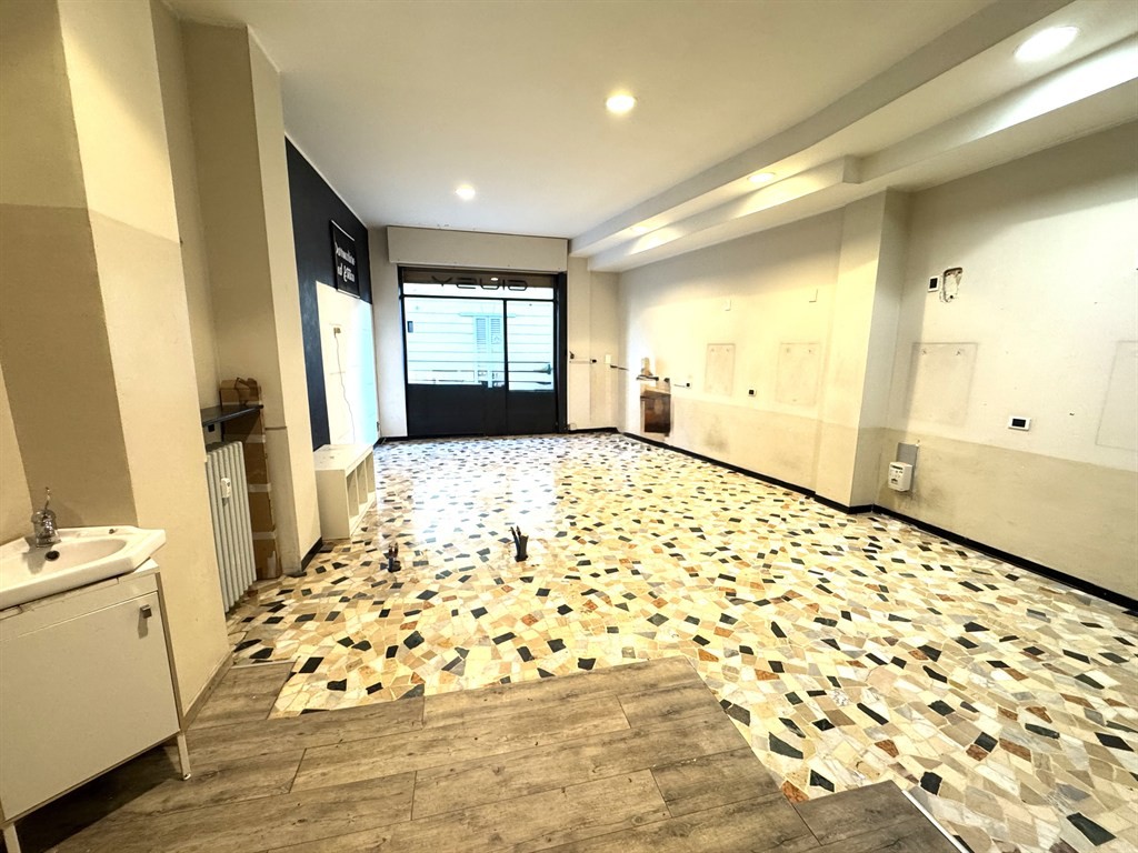 MONZA SAN BIAGIO - AFFITTASI NEGOZIO
