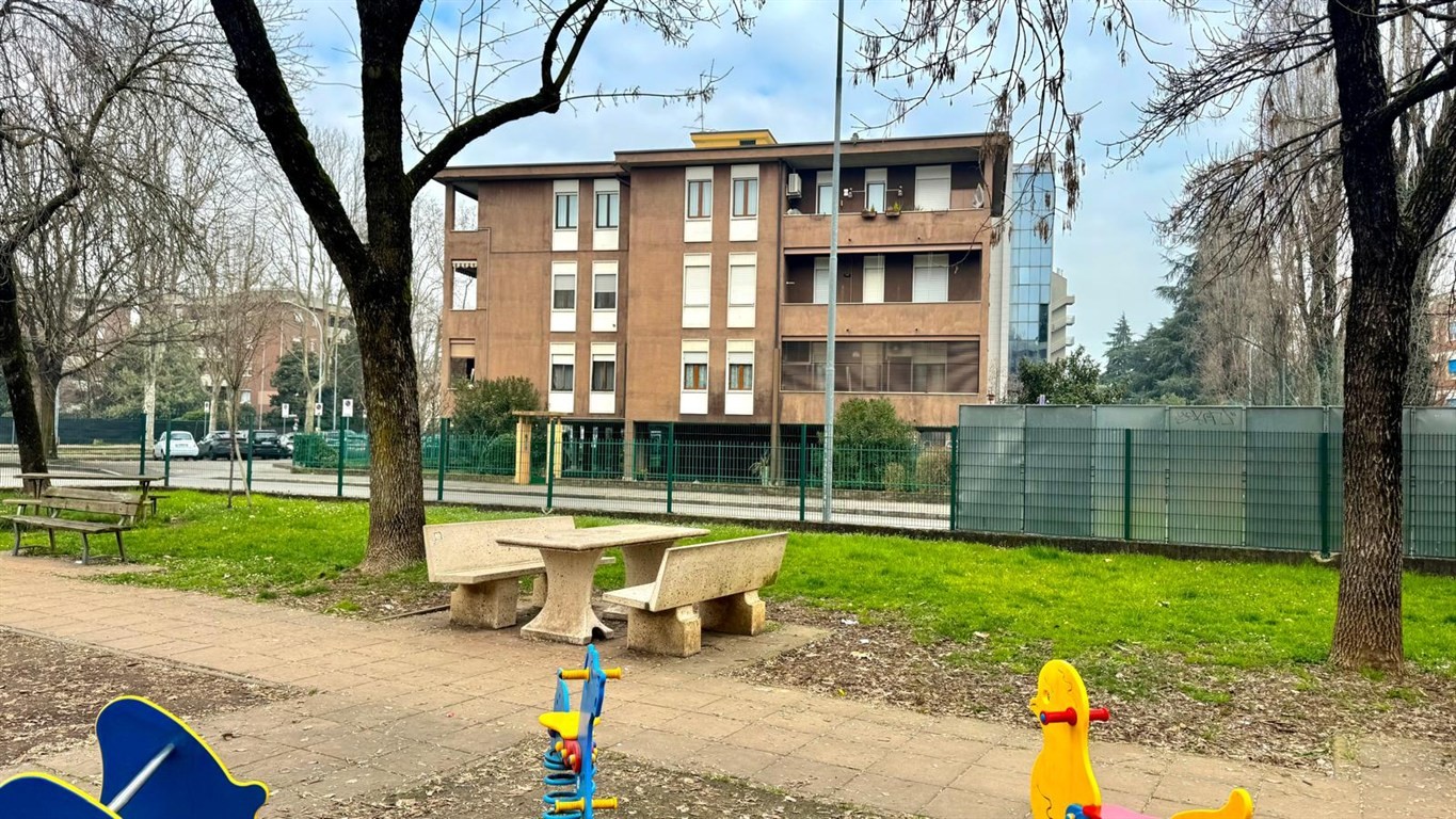 Monza  - VENDESI appartamento luminoso con box