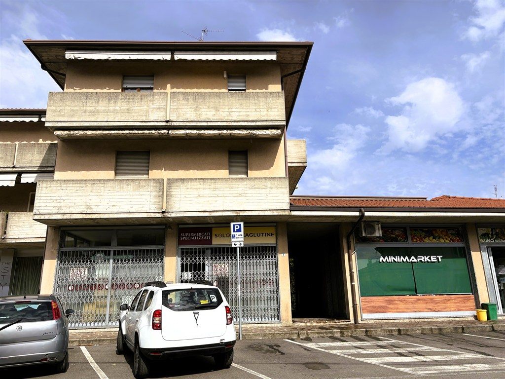 CONCOREZZO NEGOZIO 4 VETRINE LIBERO SUBITO