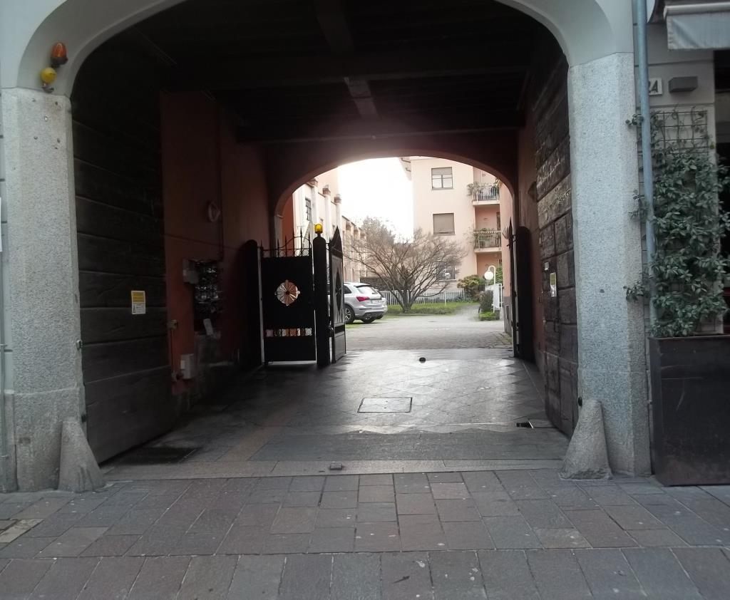 MONZA CENTRO affittasi  Via bergamo,  subito disponibile ottimo box