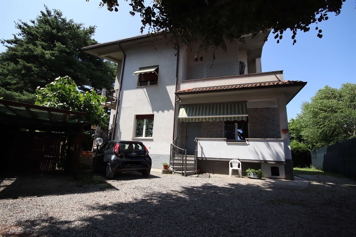MACHERIO - grazioso trilocale in vendita con ampio giardino comune